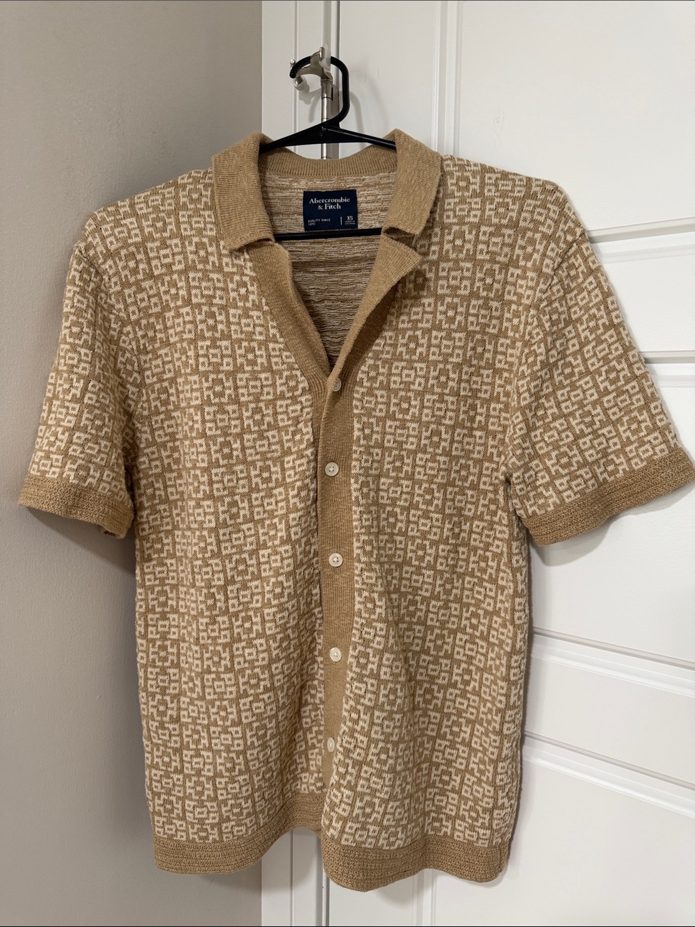 Abercrombie & Fitch Tan Patterned Short-Sleeve Polo Shirt XS
